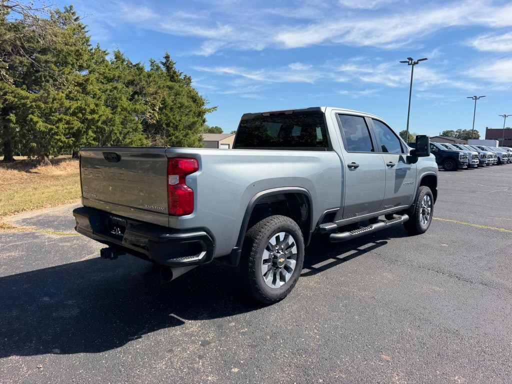 Chevrolet Silverado 2500HD Vehicle Full-screen Gallery Image 03