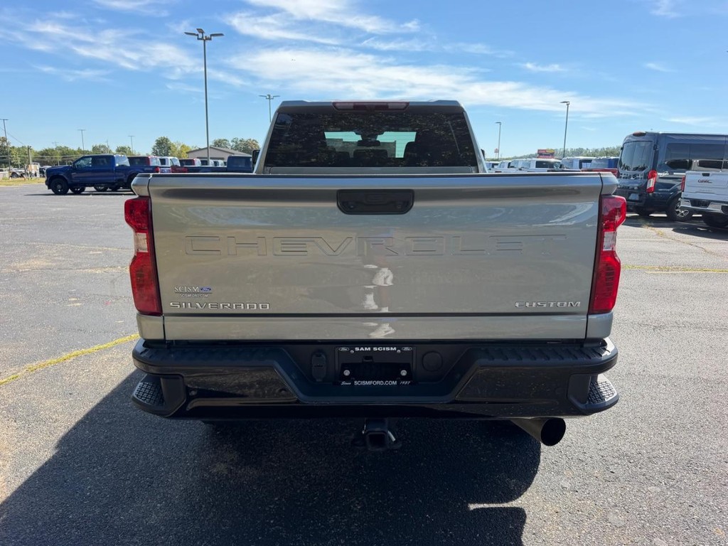 Chevrolet Silverado 2500HD Vehicle Full-screen Gallery Image 04