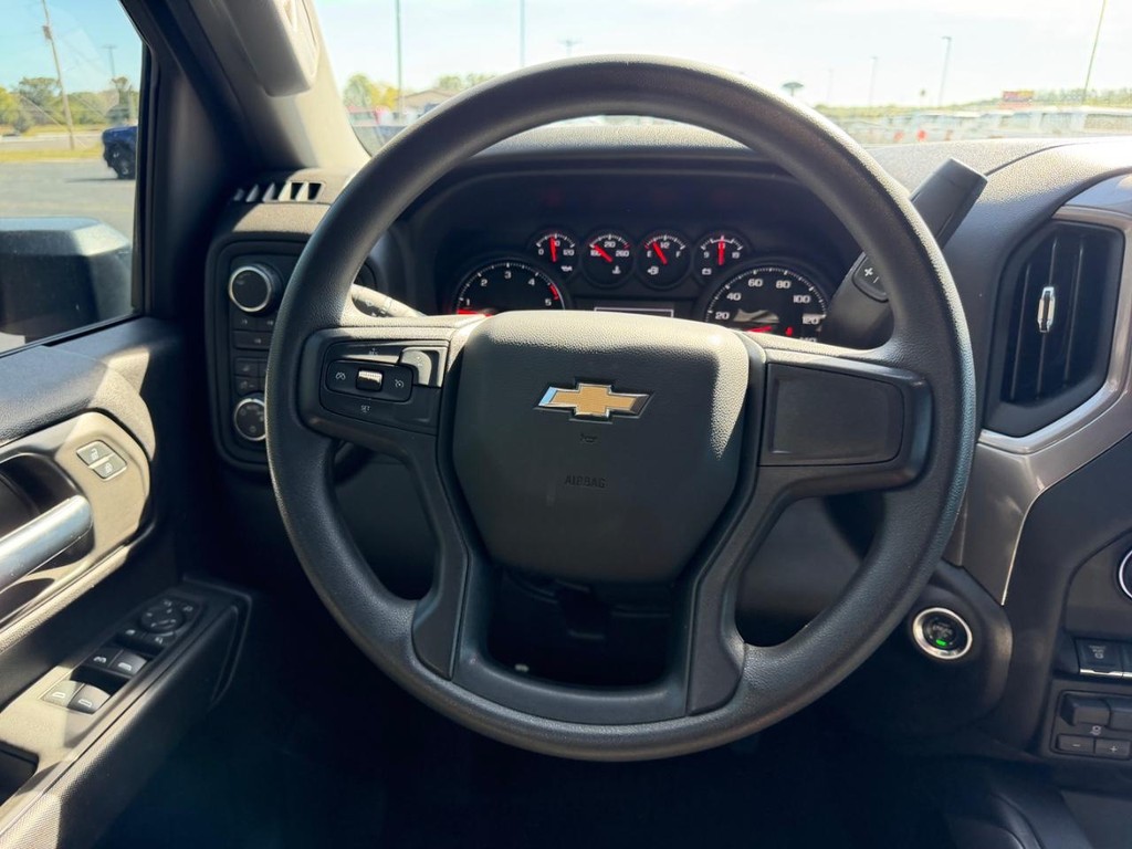 Chevrolet Silverado 2500HD Vehicle Full-screen Gallery Image 11