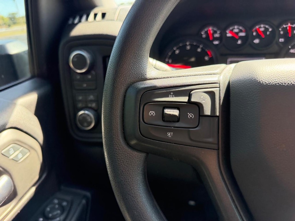 Chevrolet Silverado 2500HD Vehicle Full-screen Gallery Image 12