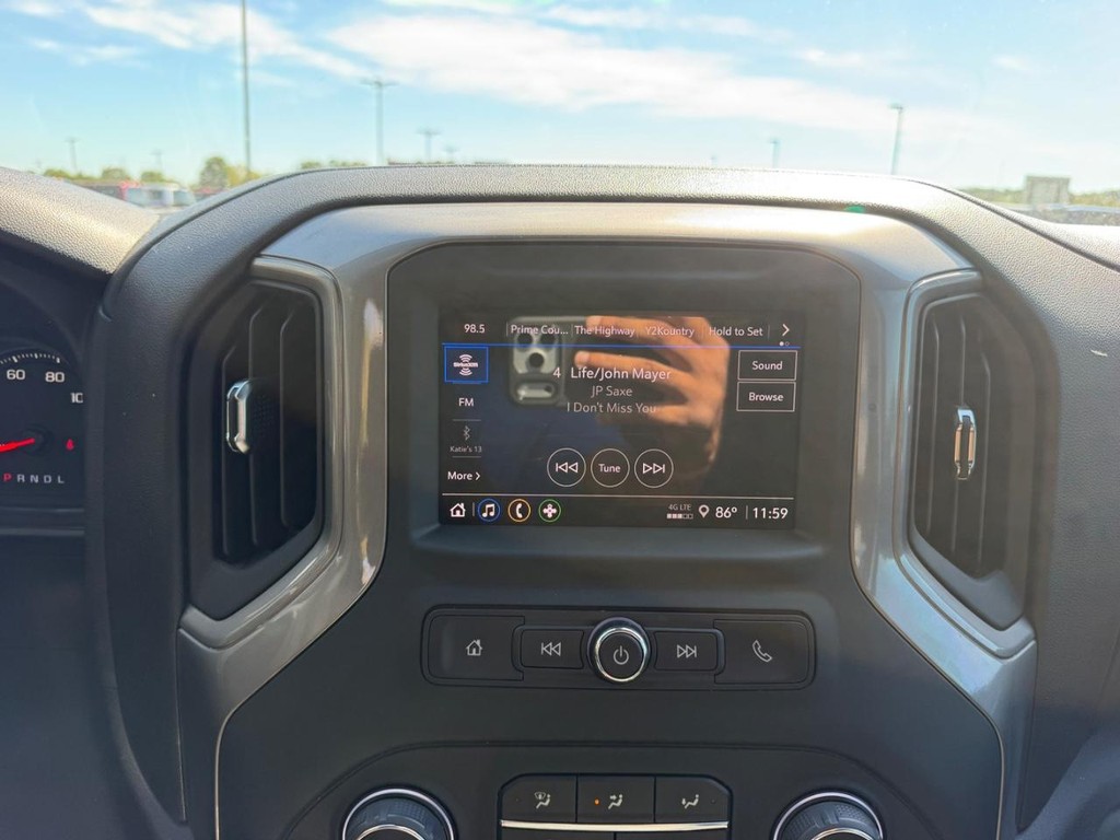 Chevrolet Silverado 2500HD Vehicle Full-screen Gallery Image 13