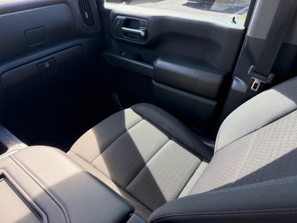 Chevrolet Silverado 2500HD Vehicle Full-screen Gallery Image 15