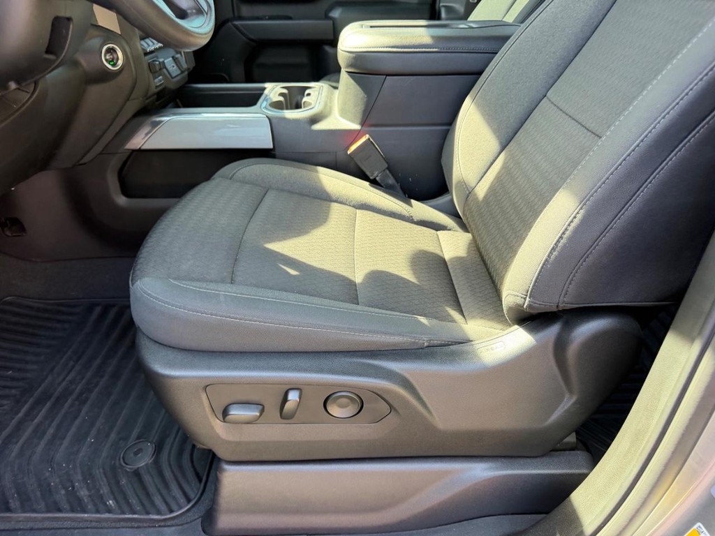 Chevrolet Silverado 2500HD Vehicle Full-screen Gallery Image 17