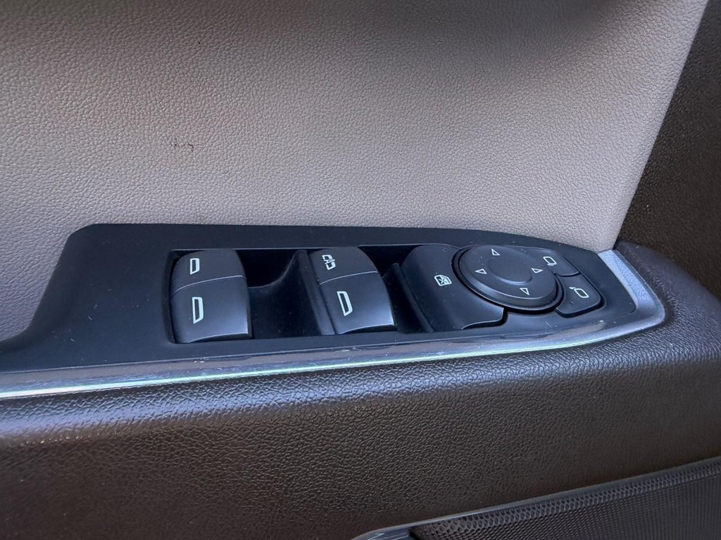 Chevrolet Silverado 1500 Vehicle Full-screen Gallery Image 17