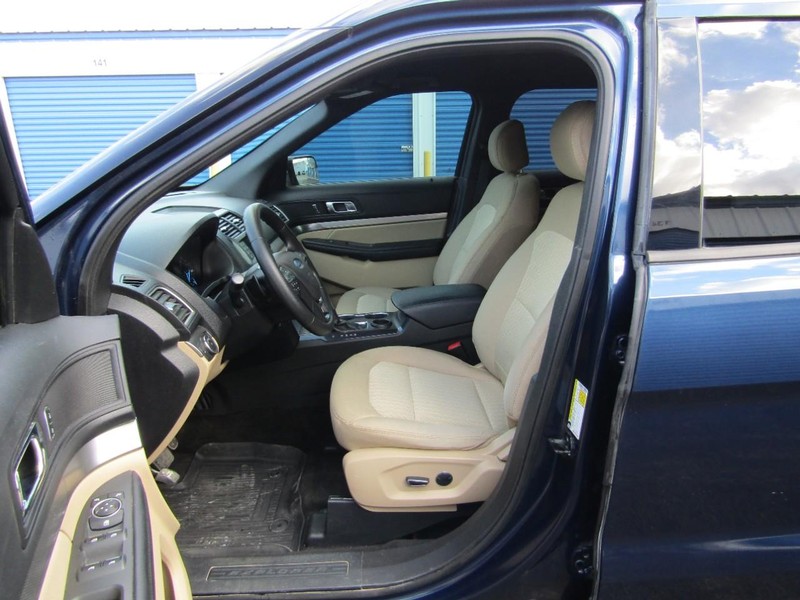 Ford Explorer Vehicle Full-screen Gallery Image 02