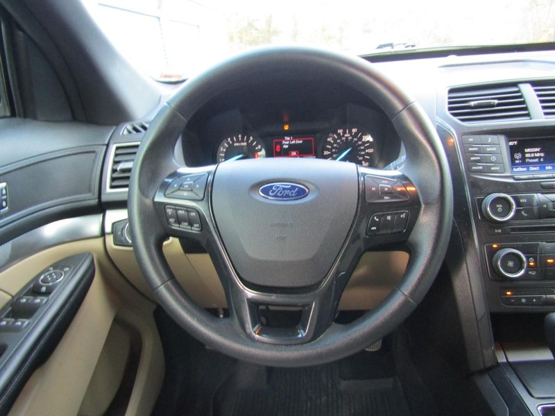 Ford Explorer Vehicle Full-screen Gallery Image 04