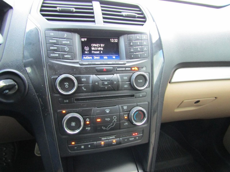 Ford Explorer Vehicle Full-screen Gallery Image 08