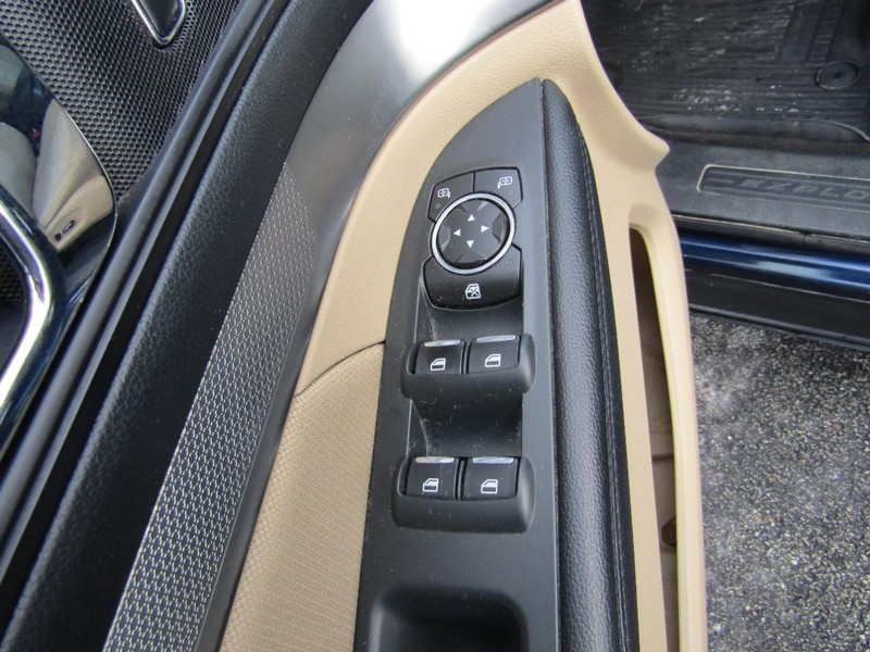 Ford Explorer Vehicle Full-screen Gallery Image 11