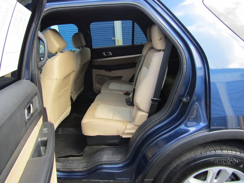 Ford Explorer Vehicle Full-screen Gallery Image 13