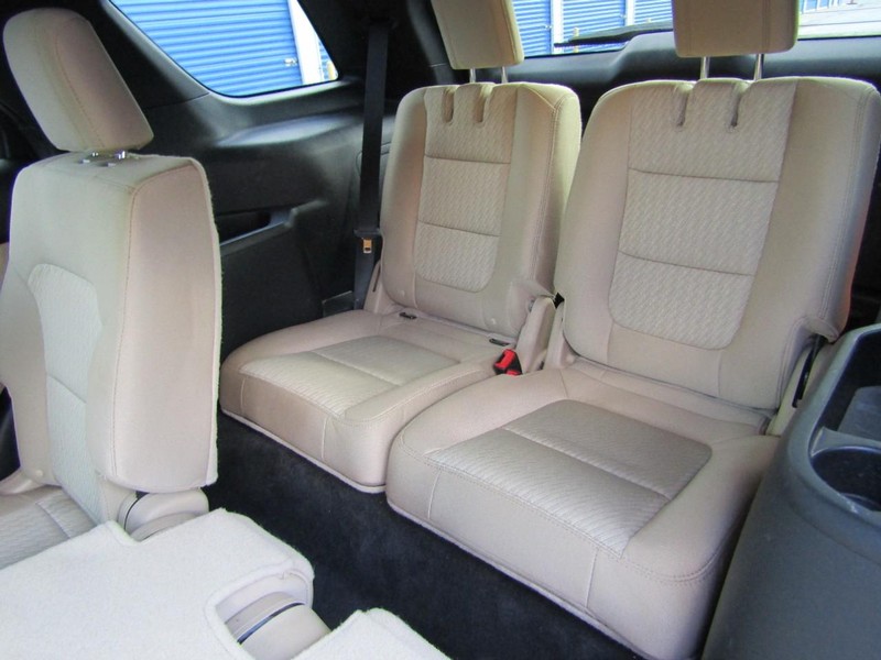 Ford Explorer Vehicle Full-screen Gallery Image 14