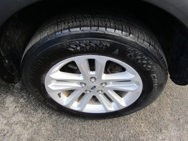 Ford Explorer Vehicle Full-screen Gallery Image 15