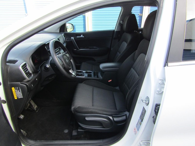 Kia Sportage Vehicle Full-screen Gallery Image 02