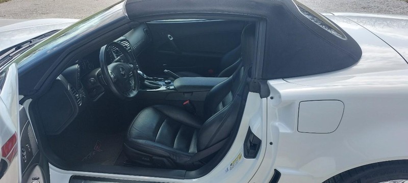 Chevrolet Corvette Vehicle Full-screen Gallery Image 02