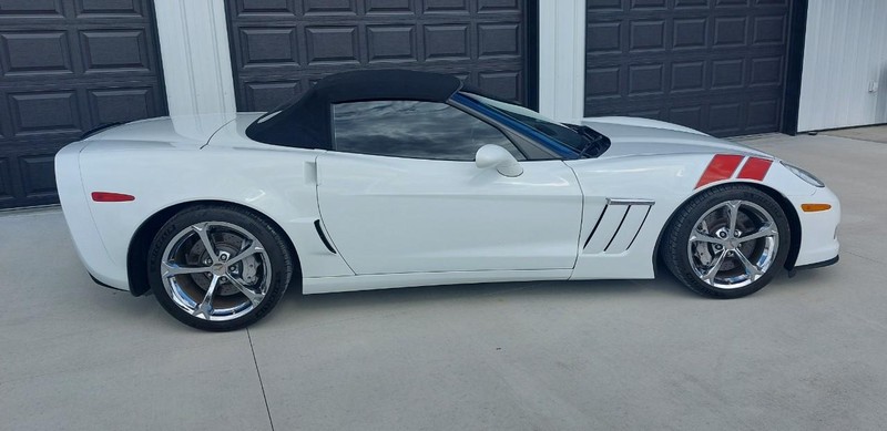 Chevrolet Corvette Vehicle Full-screen Gallery Image 03