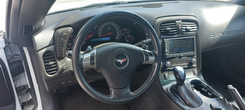 Chevrolet Corvette Vehicle Full-screen Gallery Image 04