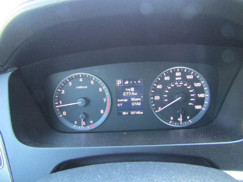 Hyundai Sonata Vehicle Full-screen Gallery Image 06