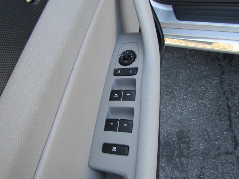 Hyundai Sonata Vehicle Full-screen Gallery Image 10