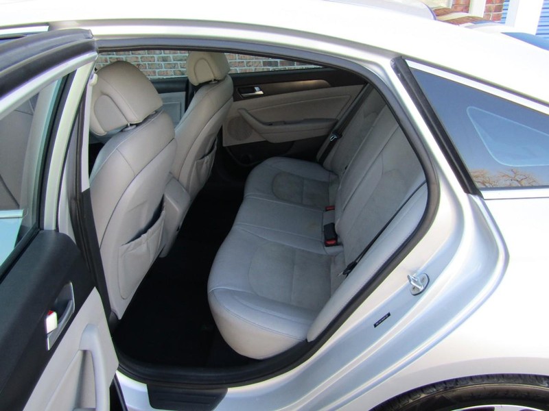 Hyundai Sonata Vehicle Full-screen Gallery Image 14