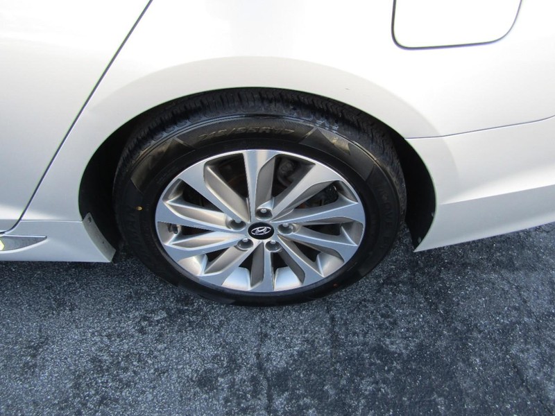 Hyundai Sonata Vehicle Full-screen Gallery Image 15