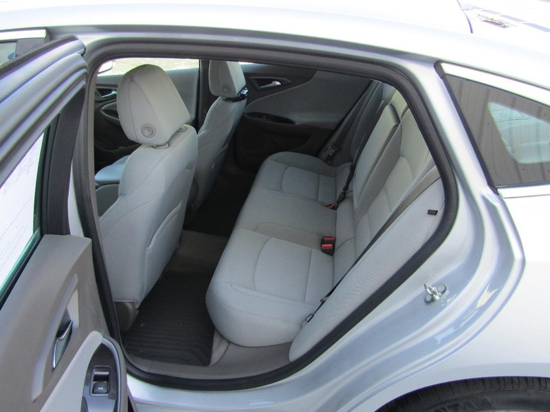 Chevrolet Malibu Vehicle Full-screen Gallery Image 12