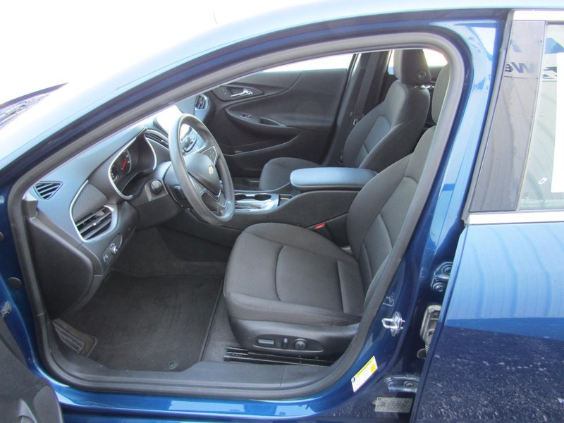 Chevrolet Malibu Vehicle Full-screen Gallery Image 02