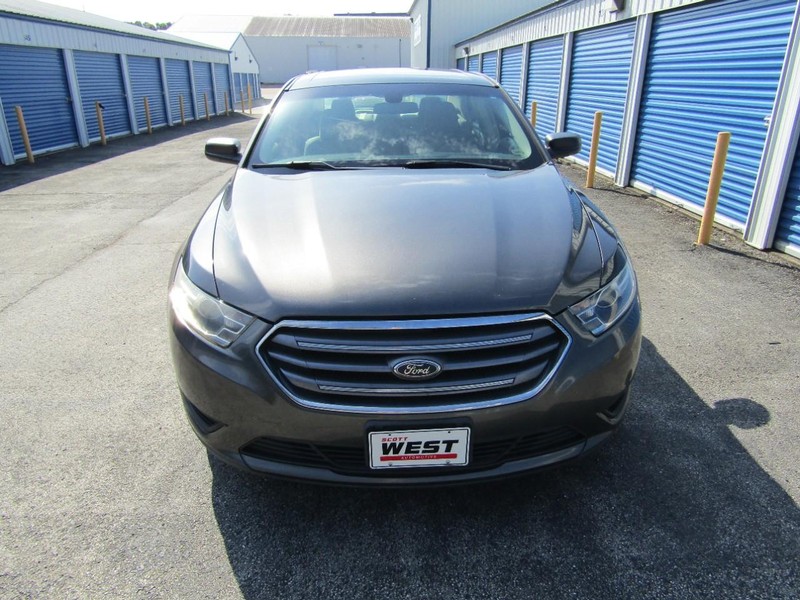 Ford Taurus Vehicle Full-screen Gallery Image 05