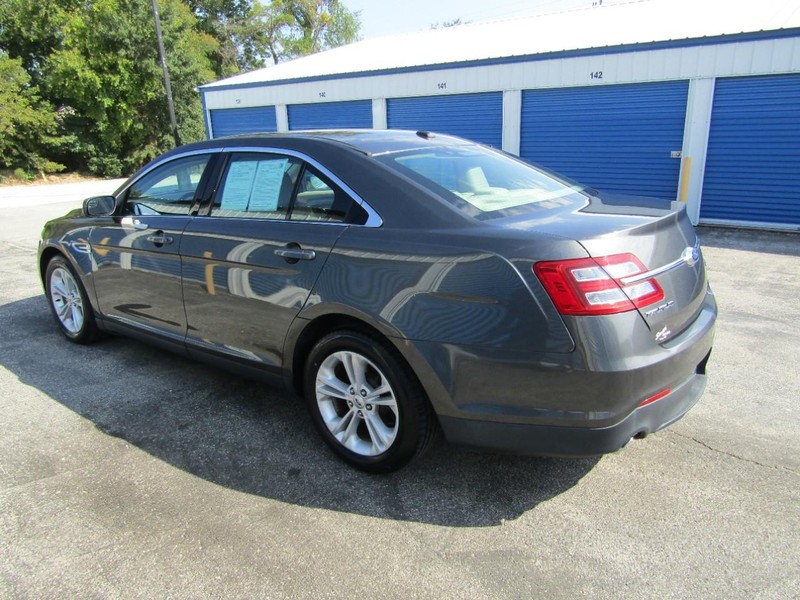 Ford Taurus Vehicle Full-screen Gallery Image 07
