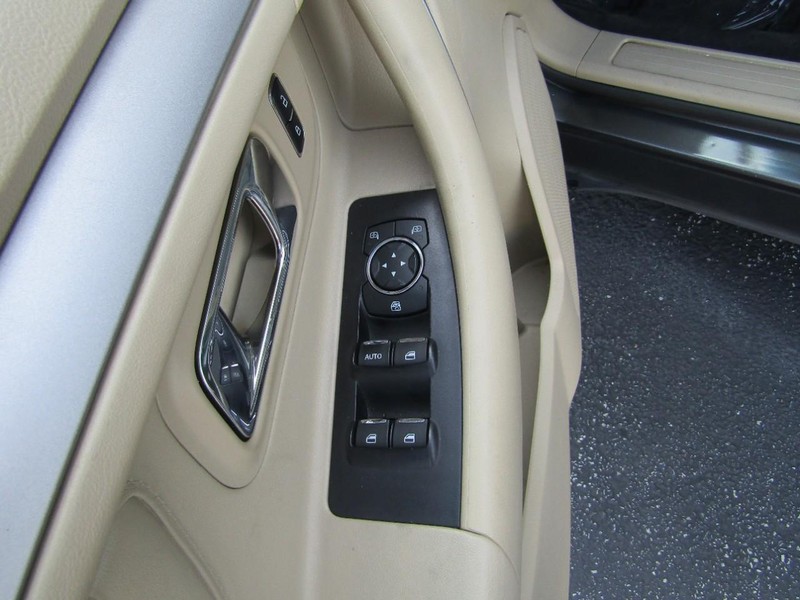 Ford Taurus Vehicle Full-screen Gallery Image 10