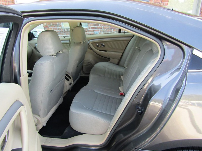 Ford Taurus Vehicle Full-screen Gallery Image 12