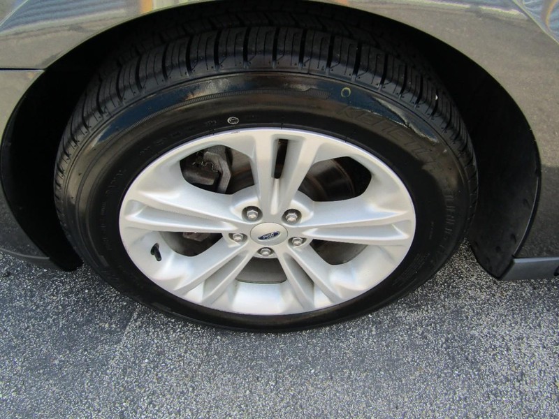 Ford Taurus Vehicle Full-screen Gallery Image 13