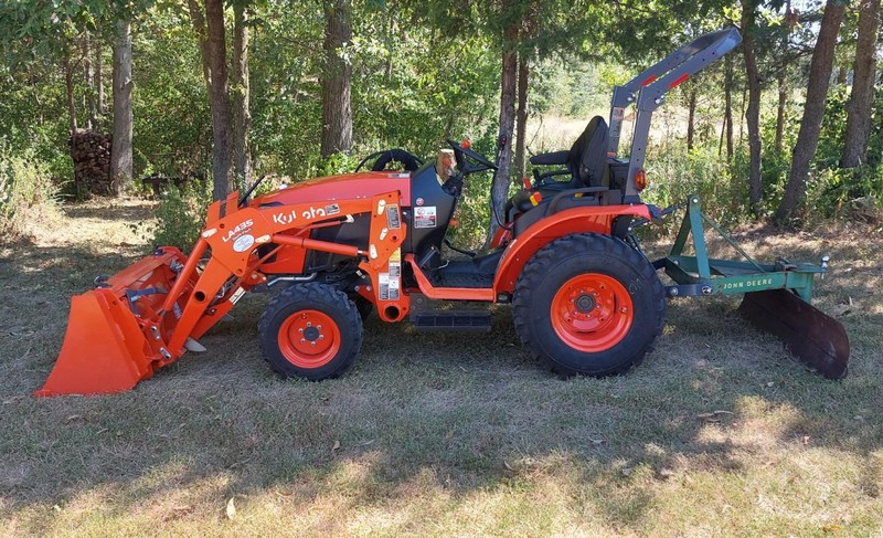 Kubota B2601HSD Vehicle Full-screen Gallery Image 02
