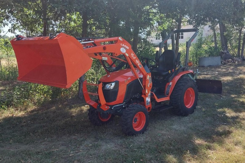 Kubota B2601HSD Vehicle Full-screen Gallery Image 03