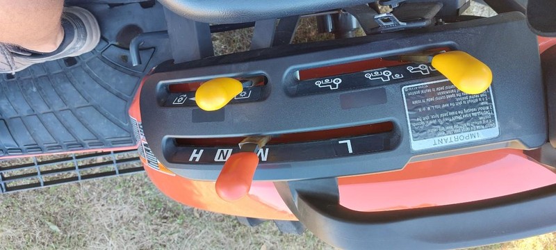 Kubota B2601HSD Vehicle Full-screen Gallery Image 08
