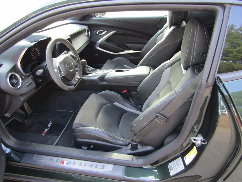 Chevrolet Camaro Vehicle Full-screen Gallery Image 02