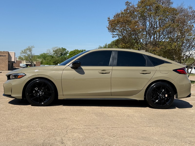 Honda Civic Hatchback Vehicle Full-screen Gallery Image 03