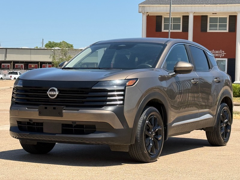 Nissan Kicks Vehicle Full-screen Gallery Image 01