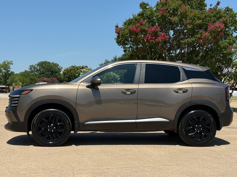 Nissan Kicks Vehicle Full-screen Gallery Image 03