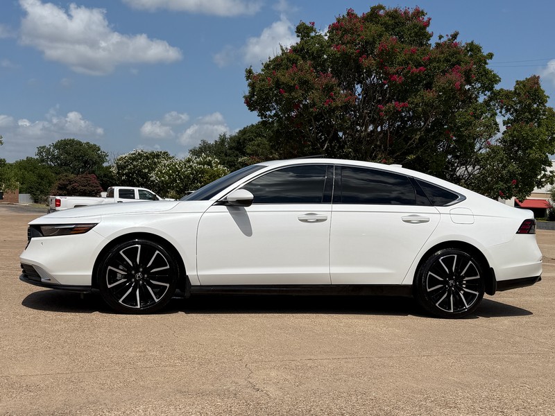 Honda Accord Hybrid Vehicle Full-screen Gallery Image 03
