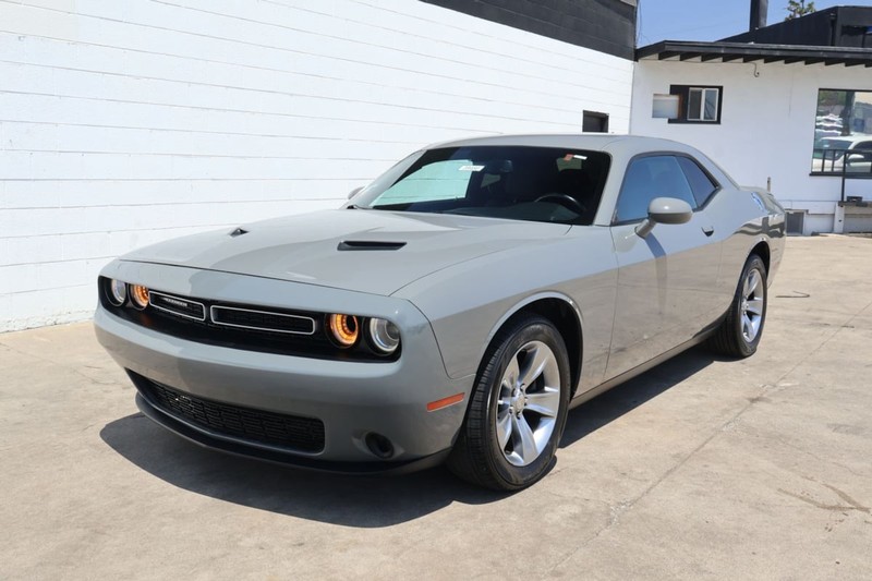 Dodge Challenger Vehicle Full-screen Gallery Image 01