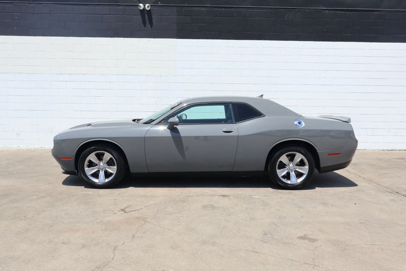 Dodge Challenger Vehicle Full-screen Gallery Image 02
