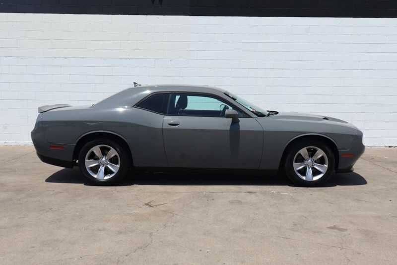 Dodge Challenger Vehicle Full-screen Gallery Image 03