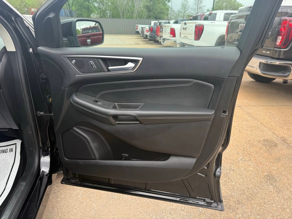 Ford Edge Vehicle Full-screen Gallery Image 11