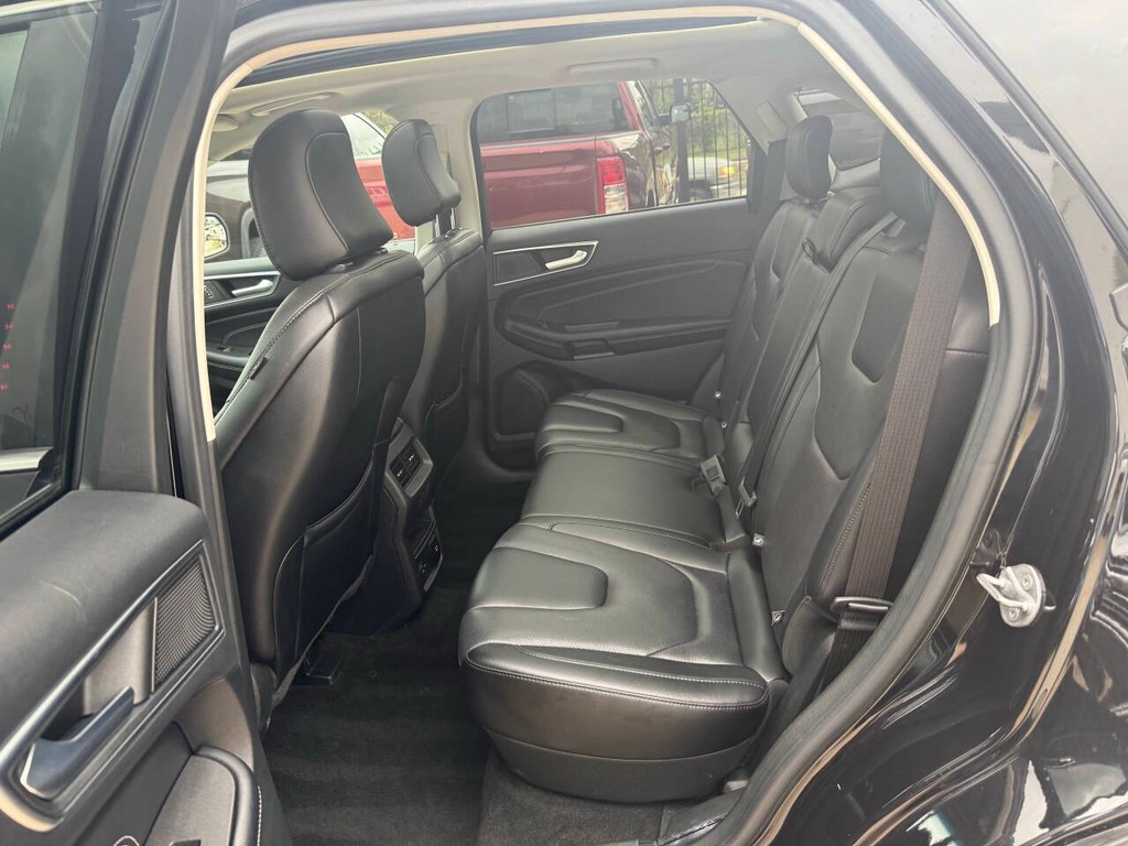 Ford Edge Vehicle Full-screen Gallery Image 13