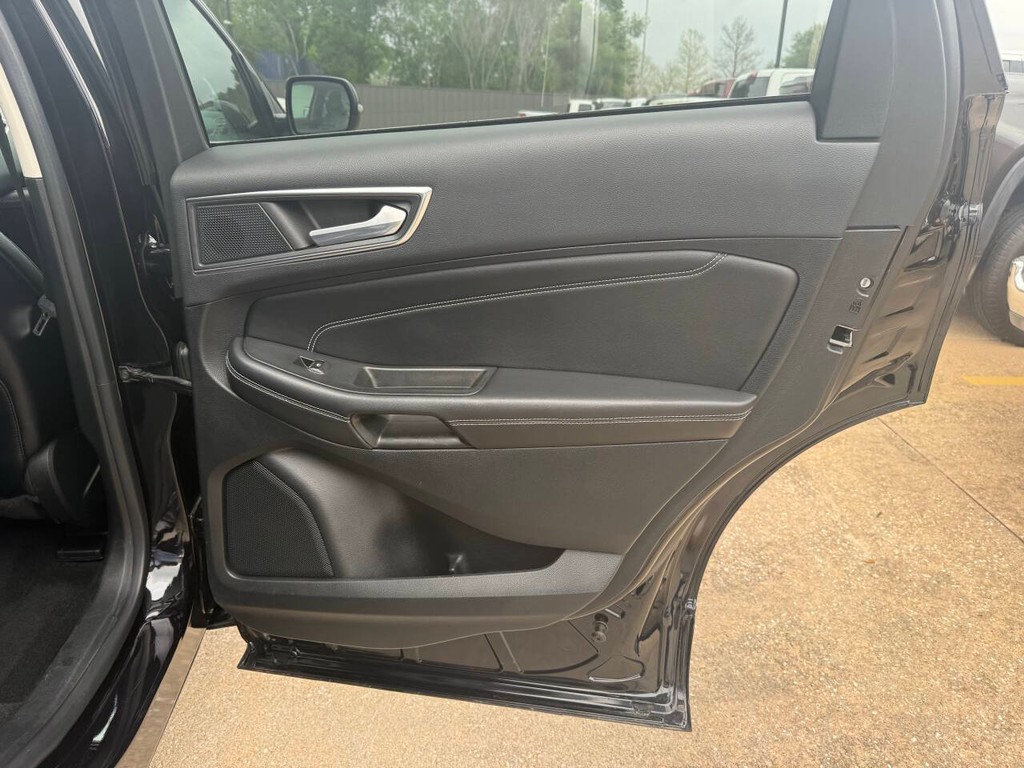 Ford Edge Vehicle Full-screen Gallery Image 16