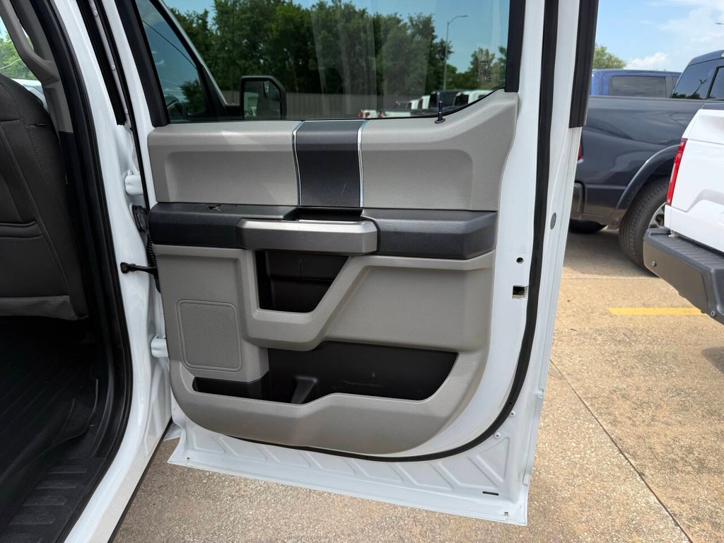 Ford F-150 Vehicle Full-screen Gallery Image 16