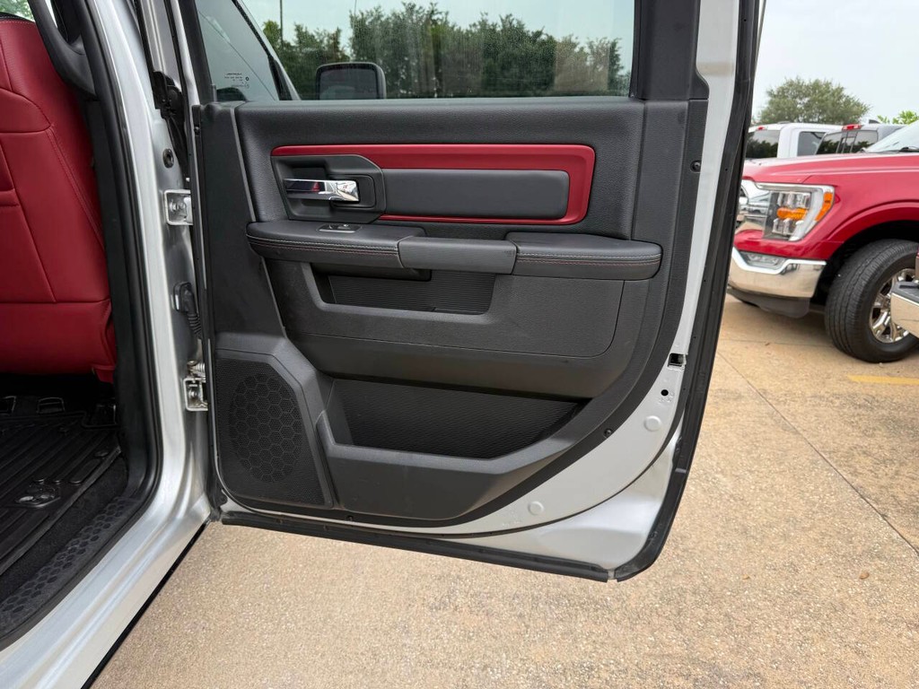 Ram 1500 Vehicle Full-screen Gallery Image 16