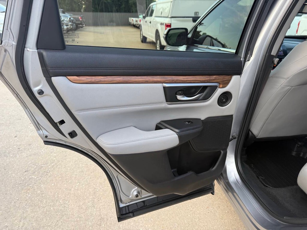 Honda CR-V Hybrid Vehicle Full-screen Gallery Image 14