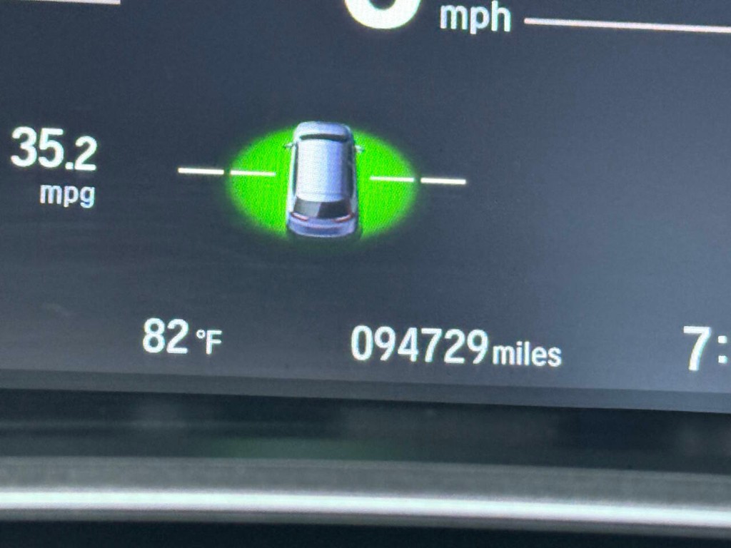 Honda CR-V Hybrid Vehicle Full-screen Gallery Image 33