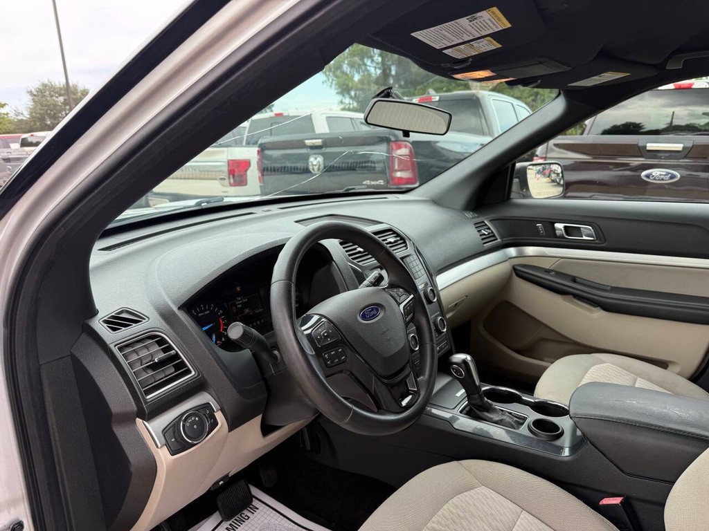 Ford Explorer Vehicle Full-screen Gallery Image 06