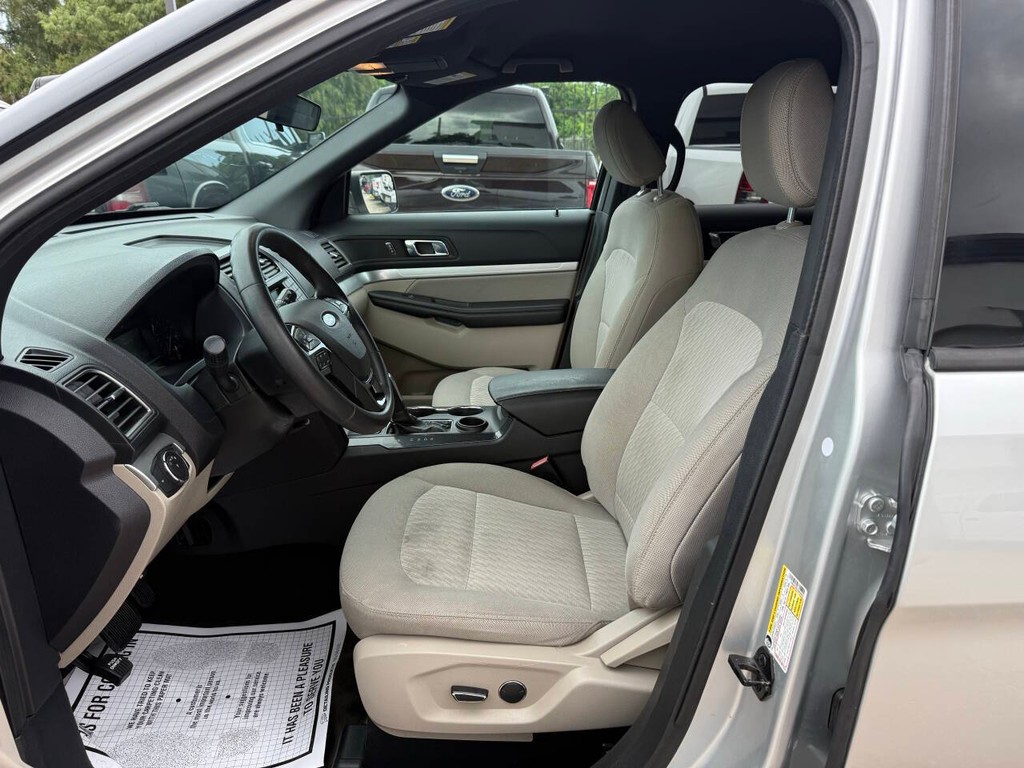 Ford Explorer Vehicle Full-screen Gallery Image 07